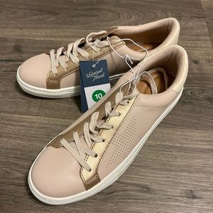 Universal Thread Sneakers Size 10. NWT